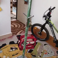 جا لباسی ایستاده