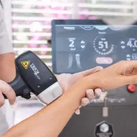 اپراتور دستگاه لیزر تیتانیوم