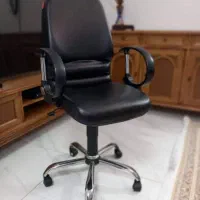 صندلی اداری و کامپیوتر