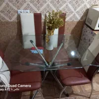 میز‌غذا‌خوری‌با‌پایه‌های‌فلزی