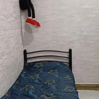 یک عدد تخت یک نفره بدون تشک