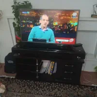 تلویزیون با میز تلویزیون