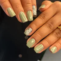 کاشت ناخن در سالن بهداشتی