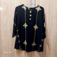 تعدادی مانتو وشومیز وشال|لباس|رشت, آتشگاه|دیوار