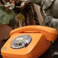 تلفن نارنجی آلمانی خوش رنگ و زیبا