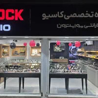 فروشنده در گالری ساعت