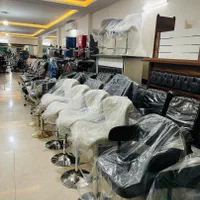 صندلی اپنی و کارمندی اداری مناسب پشت میز