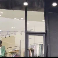 یک فروشنده در لباس زنانه فروشی ترجیحا باسابقه کار