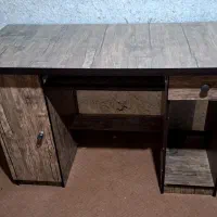 میز کامپیوتر در حد نو