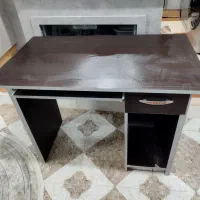 میز تحریر و کامپیوتر