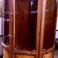 یک کمد دلاور تمیز و نو