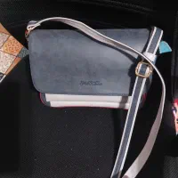 کیف دوشی بسیار جادار چرمی تضمینی|کیف، کفش، کمربند|ساری, |دیوار