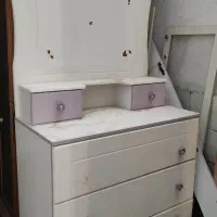 تخت و کتابخونه و میز توالت دخترونه