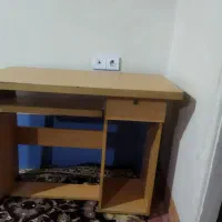 میز کامپیوتر  تمیز ومرتب همراه بایه مشو کوچک