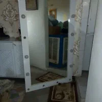 اینه سفید هالیودی یا همون لامپ دار