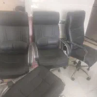 میز ۳ عدد مدیریت متشی و مقداری صندلی و مدیریت