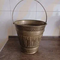 سطل برنجی|کلکسیون اشیاء عتیقه|کرج, ساسانی (قلمستان)|دیوار