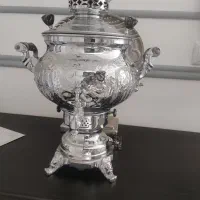 سماور گازی و جارو شارژی و گلدون و دو تا مجسمه اسب
