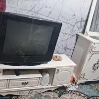 تلوزیون و میز تلوزیون با کنسول