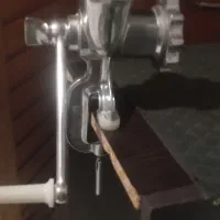 چرخ گوشت دستی آلومینیومی قدیمی|خردکن، آسیاب، غذاساز|رودسر, |دیوار