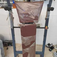 میز چند کاره و تعدادی دمبل