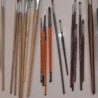 تعدادی قلم مو و زغال طراحی ویک چسب حرارتی مناس