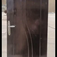 درب چوبی همراه با قفل و دستگیره