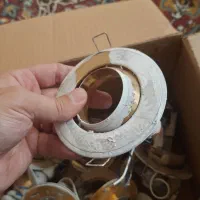 تعدادی جای لامپ سقفی فلزی طلایی