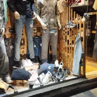 دکور بوتیک چوب روس و مانکن گراد