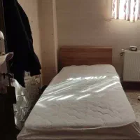 دو عدد تخت همراه یک میز دراور