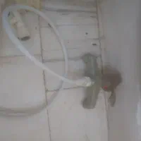 یک عدد روشویی بهمراه شیر ویک شیر توالت