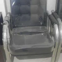 صندلی دکمه دار در حد نو