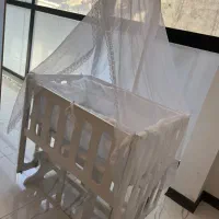 تخت و گهواره کنار مادری