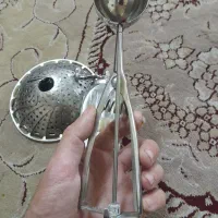 وسایل  دست کفگیر ملاقه و هم زن و