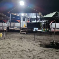 نیروی کار مرد در کافه ساحلی