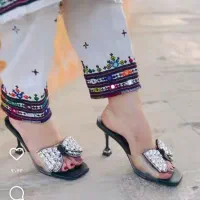 آینه چهار گوش می‌دوزم