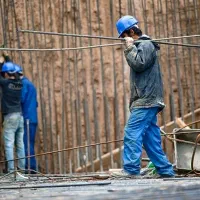 استخدام کار ساختمانی همراه بیمه