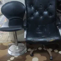 یک عدد صندلی اداری و یک عدد صندلی اوپن نو