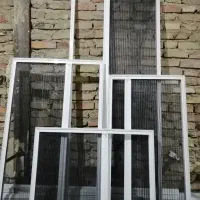 توری پلیسه ای  و ثابت   پنجره دو جداره UPVC