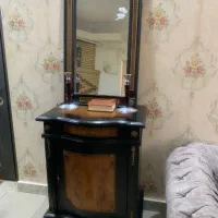 کنسول چوبی با شمعدان