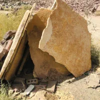 سنگ تاوه و لاشه شن و خاک