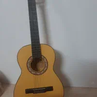 گیتار سایز سه چهارم درحد نو همراه کاور