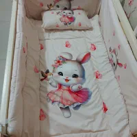 گهواره و تخت نوزاد کنار مادر