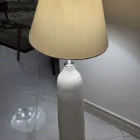 آباژور ایستاده