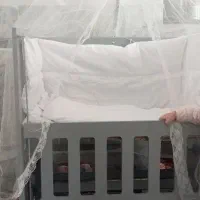 گهواره تخت کنار مادر