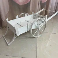 کالسکه و صندوق چوبی