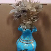 گلدان به همراه گل