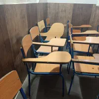 صندلی دانش آموز و میز چوبی بزرگ