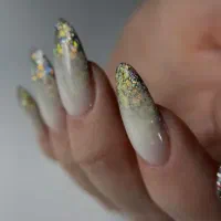 کاشت و اموزش تخصصی ناخن و کراتین مو