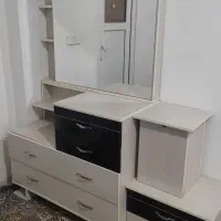 میز آرایش همراه با دوتا پاتختی کشودار
